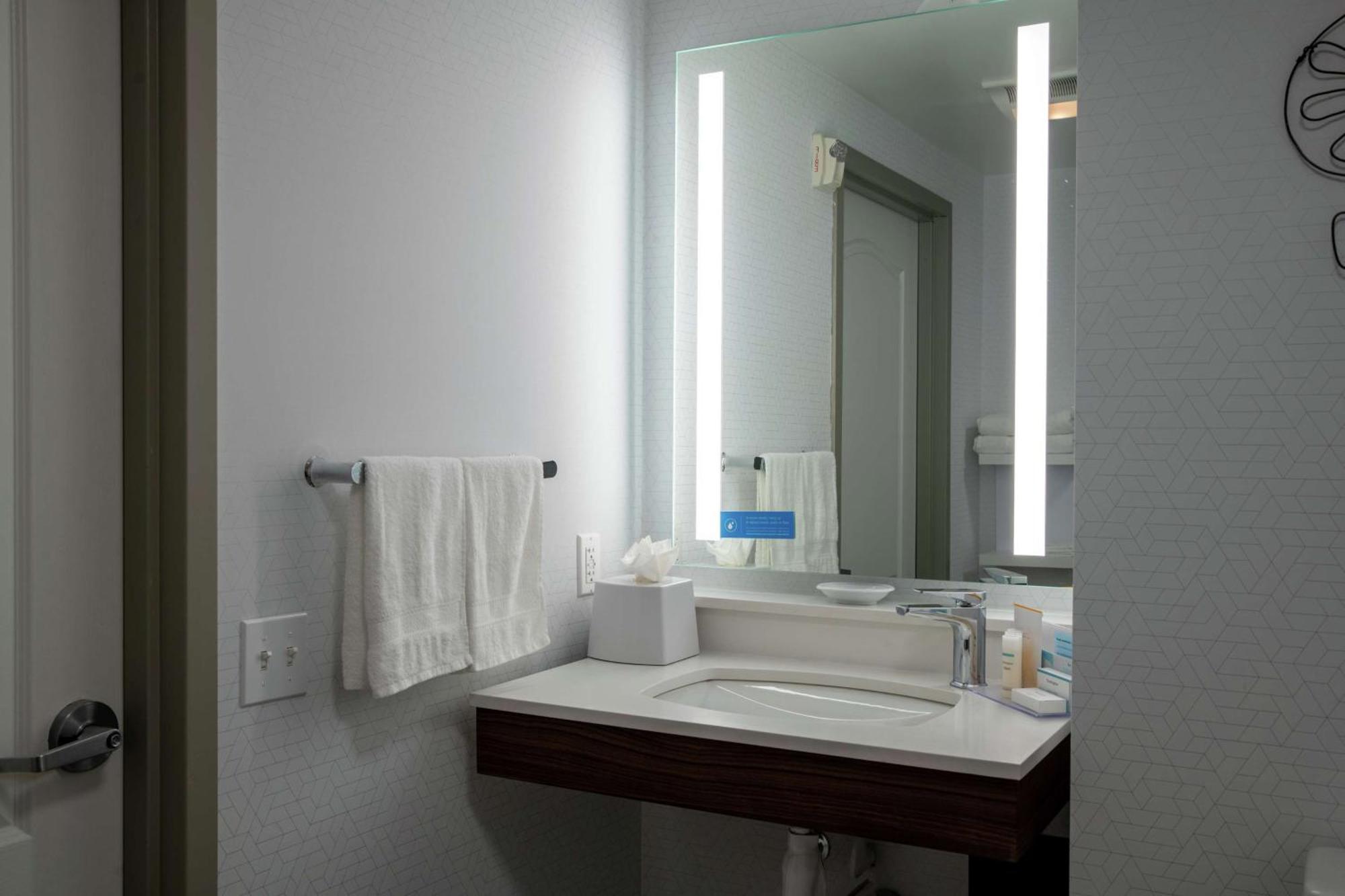 Hampton & Sherman Oaks 3*